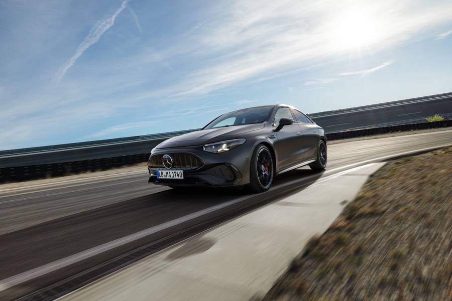 Flach, breit und demonstrativ ernst: Die AMG-spezifische Front lässt wenig Zweifel an der Aufgabe des neuen CLA 45.