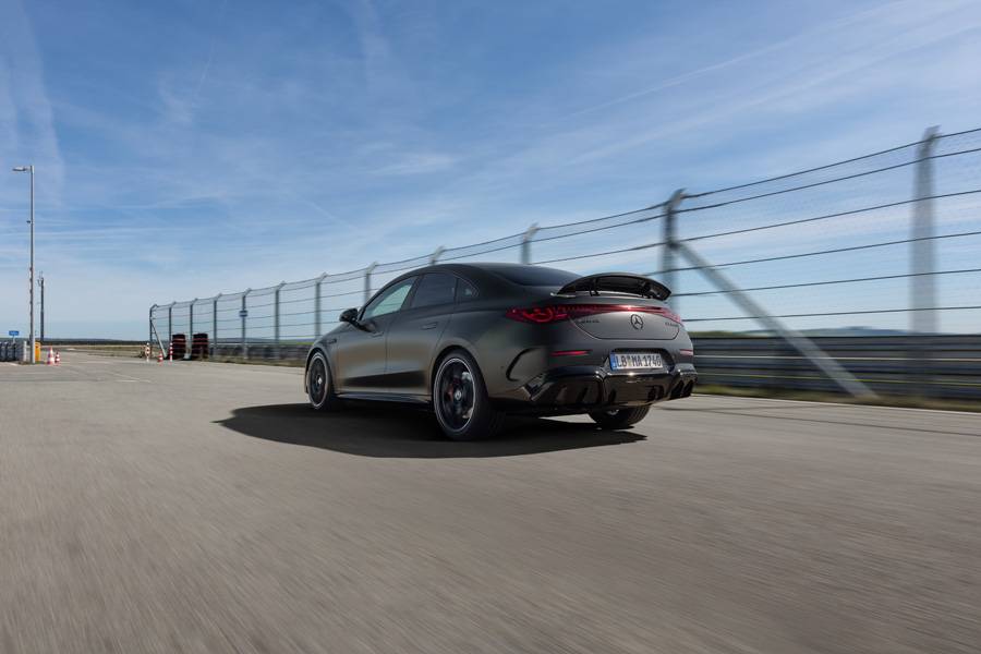 Durchgehendes Leuchtenband, ausgeprägte Diffusoroptik und ein ausgefahrener Spoiler prägen das Heck des Elektro-AMG.