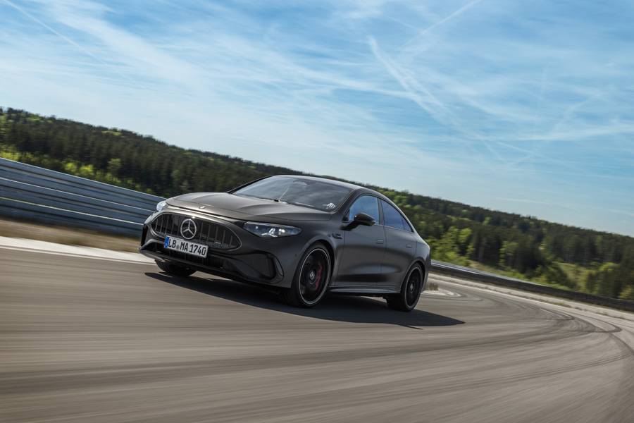 Vertikale Streben und ein grosser Mercedes-Stern übertragen die klassische AMG-Optik ins elektrische Zeitalter.