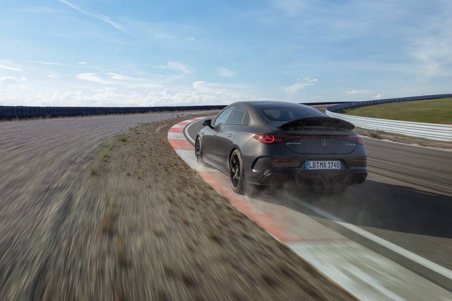 Randsteine und Staub statt Ladestation: Mercedes-AMG setzt den elektrischen CLA 45 bewusst auf der Rennstrecke in Szene.