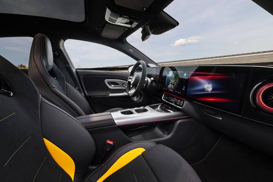 Die breite MBUX-Displaylandschaft dominiert das Cockpit, sportliche Sitze und farbige Akzente setzen den AMG-Kontrapunkt.