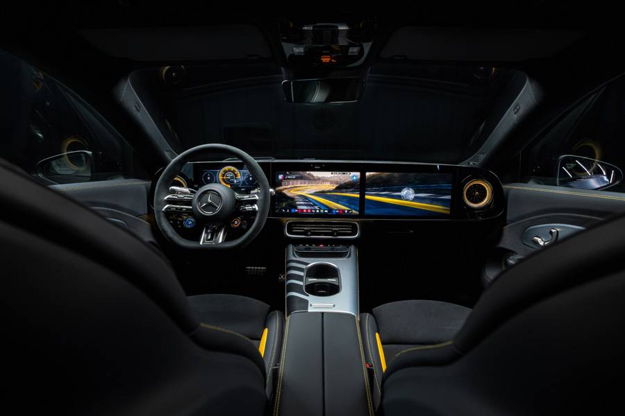 Bei Dunkelheit wird das Cockpit zur digitalen Kommandozentrale – inklusive AMG-Anzeigen und farbiger Ambientebeleuchtung.