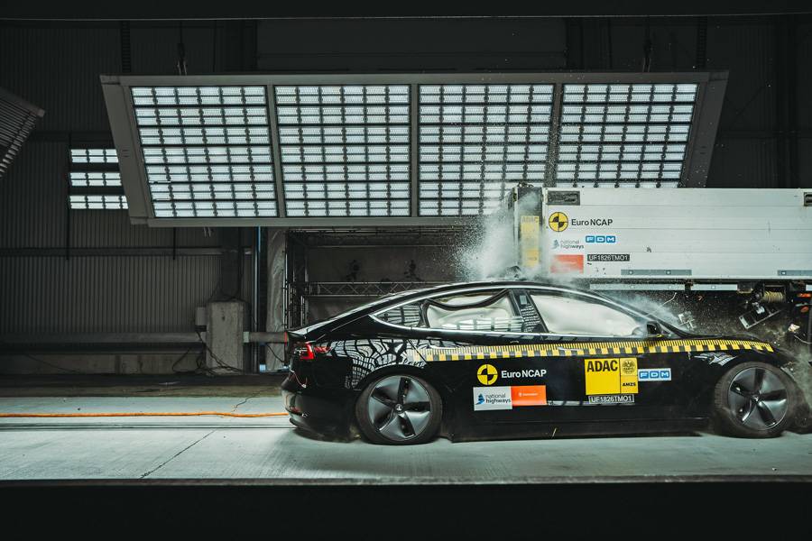 Beim Crashtest taucht das Tesla Model 3 tief unter den Auflieger. Der gesetzlich vorgeschriebene Unterfahrschutz kann die Fahrgastzelle nicht schützen. Quelle: © ADAC/ABGEDREHT