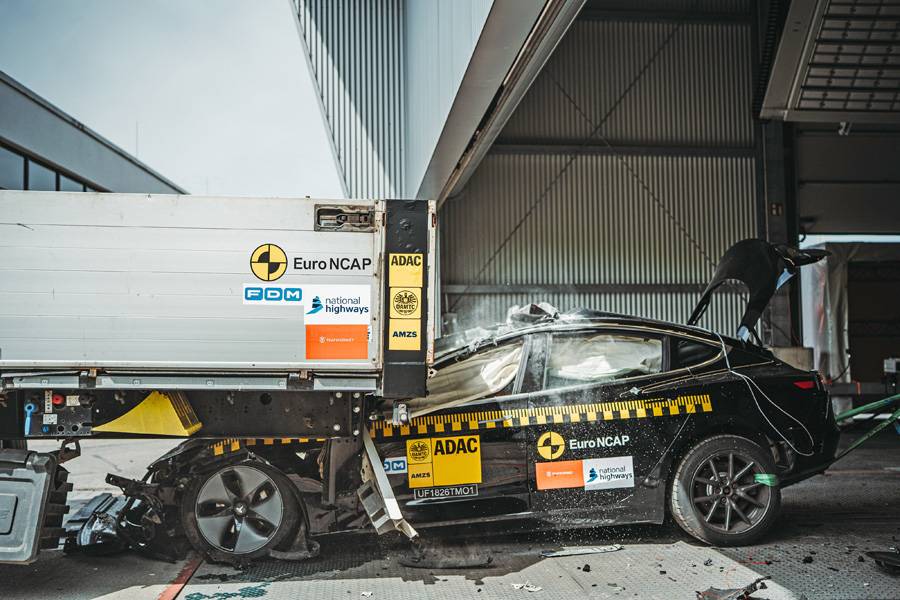 Le bilan dévastateur après l’impact: le plateau de la semi-remorque pénètre profondément dans l’habitacle. Dans des conditions réelles, les conséquences auraient très probablement été mortelles pour les occupants. Crédit photo: © ADAC/ABGEDREHT