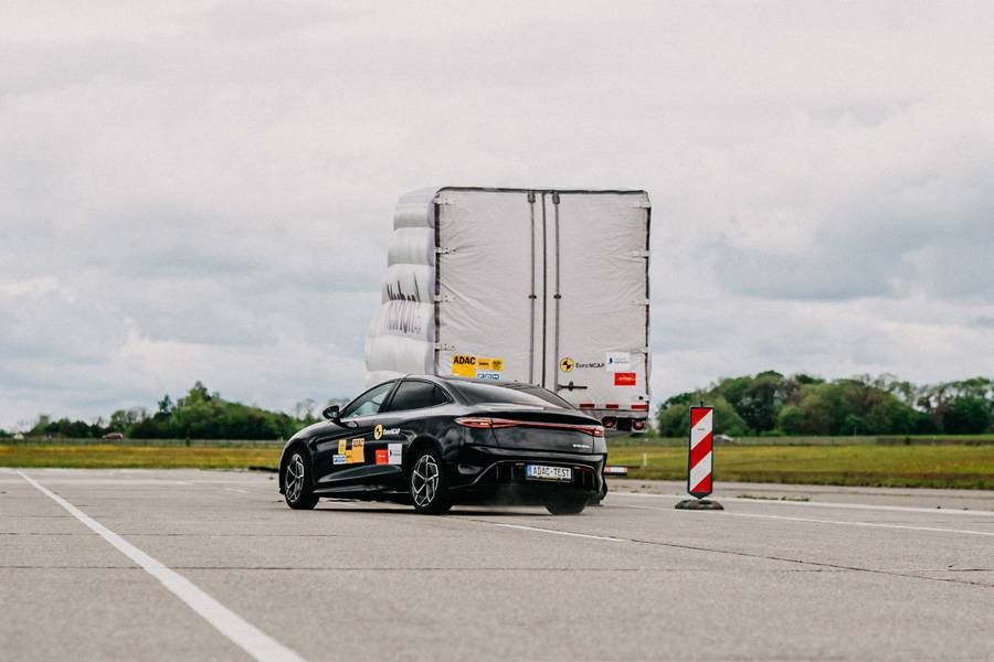 Sur la piste d’essai, l’ADAC vérifie avec quelle fiabilité les systèmes modernes de freinage d’urgence détectent un poids lourd immobilisé et parviennent à éviter la collision. Crédit photo: © ADAC/ABGEDREHT