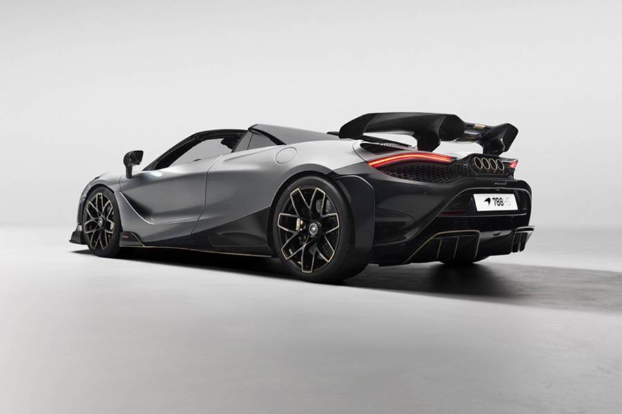 Von hinten ist Zurückhaltung keine Option: grosser Spoiler, Formel-1-inspirierter Diffusor und vier zentral angeordnete Titan-Endrohre.