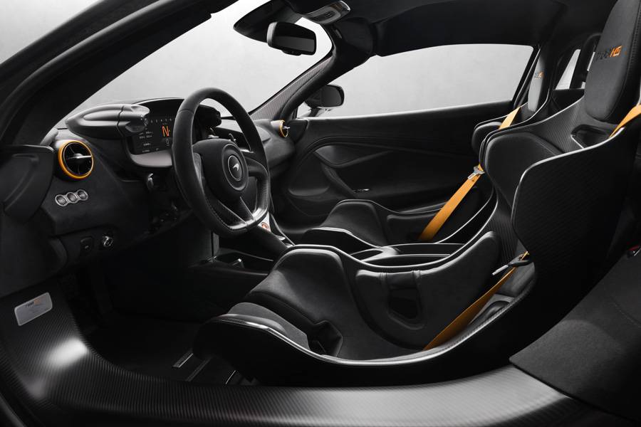 Sièges baquets en carbone, ceintures orange et console centrale allégée composent un habitacle entièrement tourné vers le conducteur.
