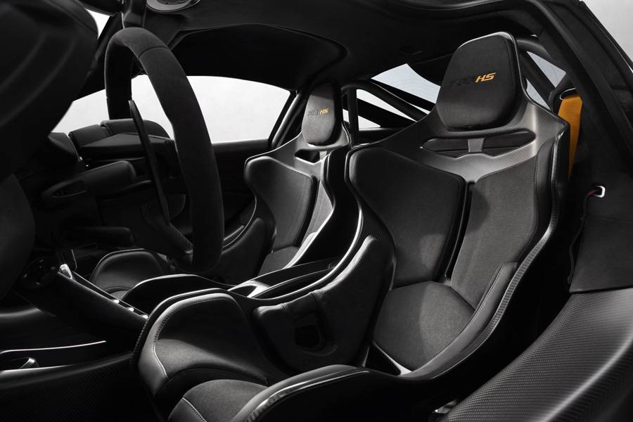 Les sièges baquets en fibre de carbone portent le rare emblème HS, abréviation de « High Sport » dans la nomenclature McLaren.