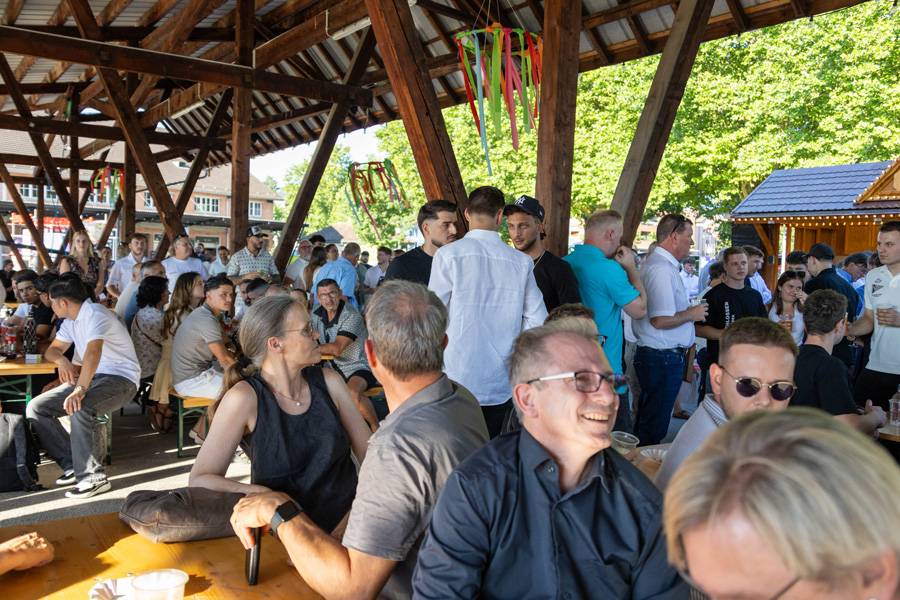 . . . und feierlich wird. Dann füllen sich die letzten Plätze. Alle sind gespannt auf die Diplomübergabe – jene Minuten also, für die zuvor mehrere Lehrjahre geschliffen, lackiert, gerichtet und durchgehalten wurde.