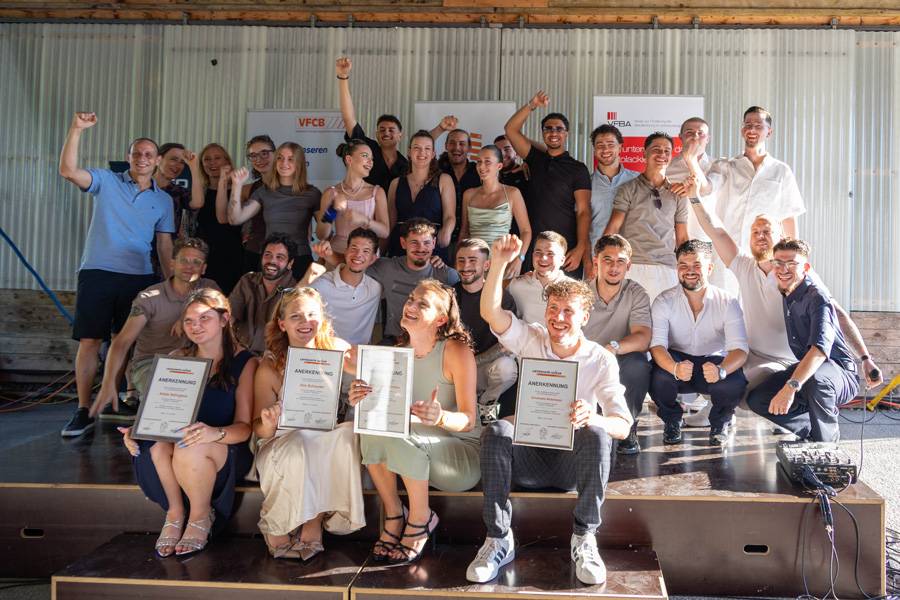Strahlende Gesichter zum Abschluss: Die frisch diplomierten Carrosserielackiererinnen und Carrosserielackierer posieren mit ihren Lehrpersonen für das Gruppenbild.