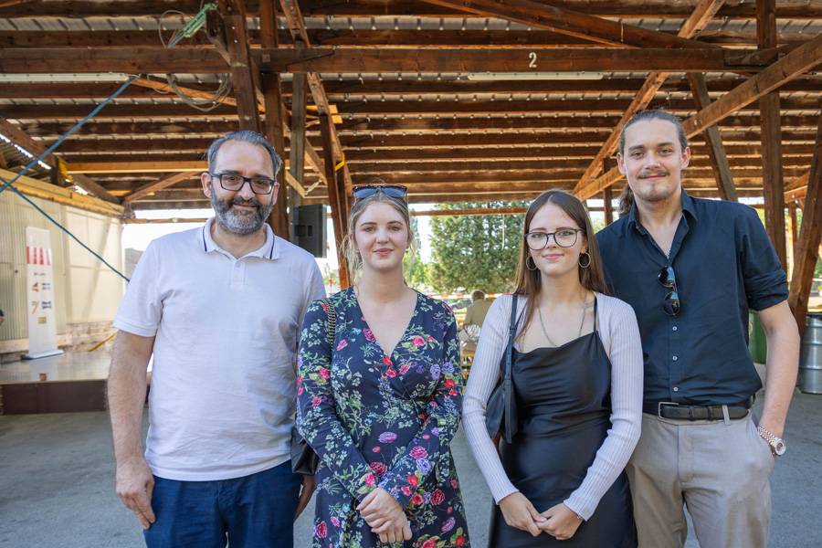Team Power: Der Lackierer Gianmarco Erismann (r.) von der Emil Frey AG in Dübendorf ist in Begleitung seines Ausbildners José Manuel Da Cruz (l.) und den Kolleginnen Leah Britschgi und Ciara Renner an der Feier.