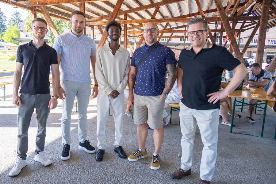 Der Zeit getrotzt: Carrosseriereparateur Mohamed Omar Ali (Mitte) von der «Scheidweg Garage AG» mit seinen Kollegen (v. l.) Michael Kaiser, Dragan Obrenovic, Sebastian Manczak und Carrosserieleiter Daniele Capobianco.