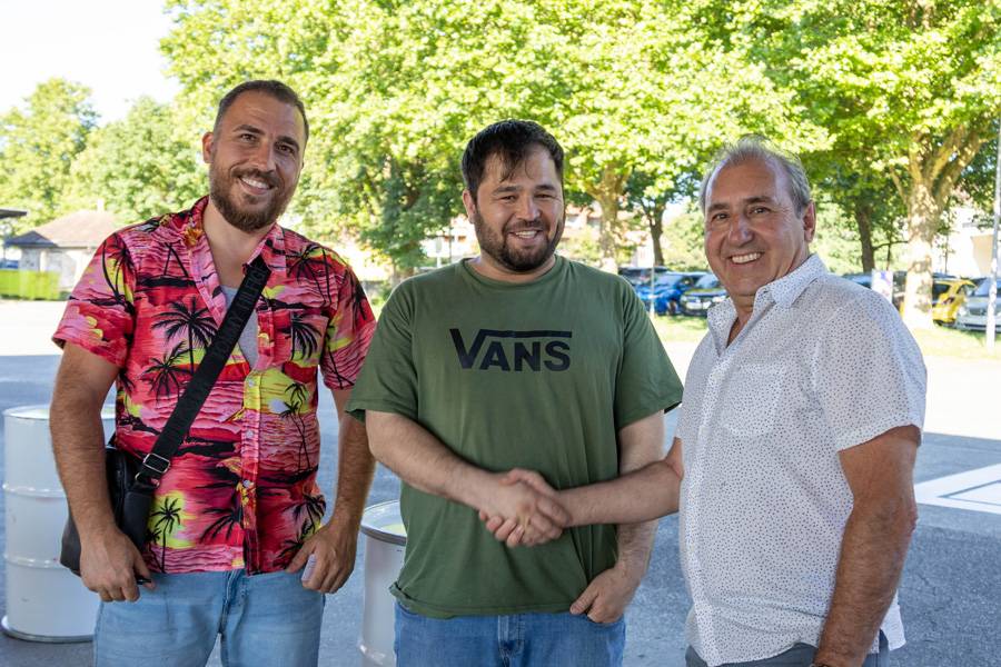 Rolf Baumgartner (r.) von der «Schule für Gestaltung Zürich» gratuliert Lackierassistent Abdulhai Ayoobi zum Lehrabschluss. Aliaj Gjemal (l.) von «Jimmy’s Work GmbH» ist stolz auf seinen Mitarbeiter. 