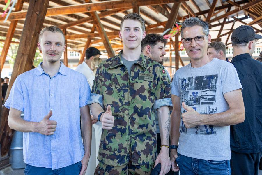 Der Erfolg begleitete ihn bis an die Abschlussprüfung: Fahrzeugschlosser Andrin Spalinger (Mitte) mit David Cathrein und Phil Kurz von «Walser Schweiz AG.»