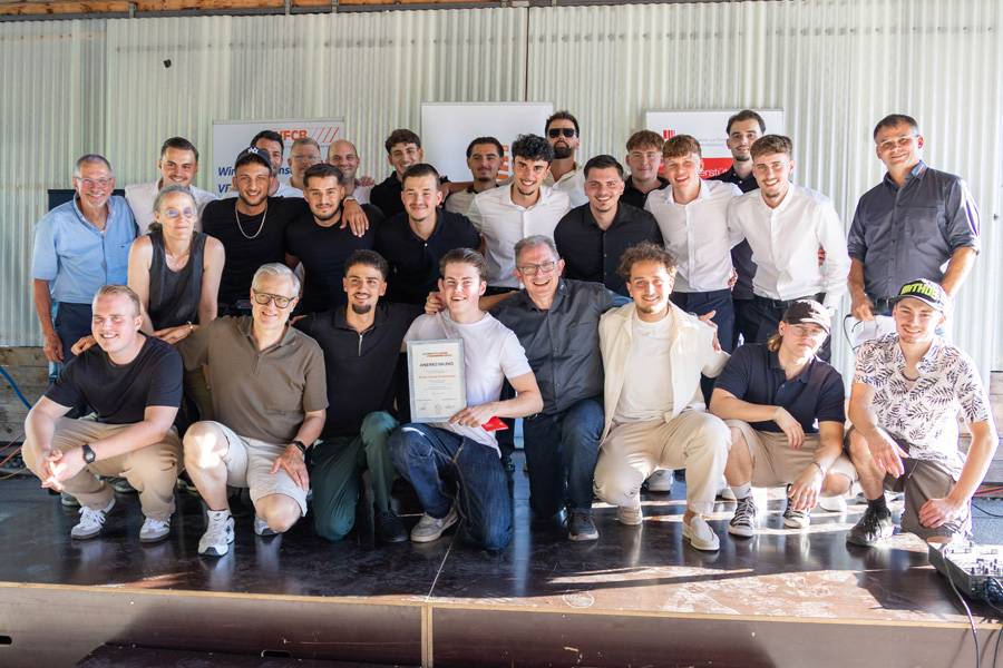 Après avoir reçu leur diplôme, les nouveaux carrossiers-tôliers prennent la pose sur scène aux côtés de leurs enseignants.