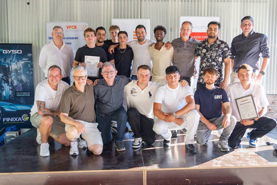 Mission accomplie: les carrossiers-réparateurs se réunissent avec leurs enseignants pour la traditionnelle photo souvenir.