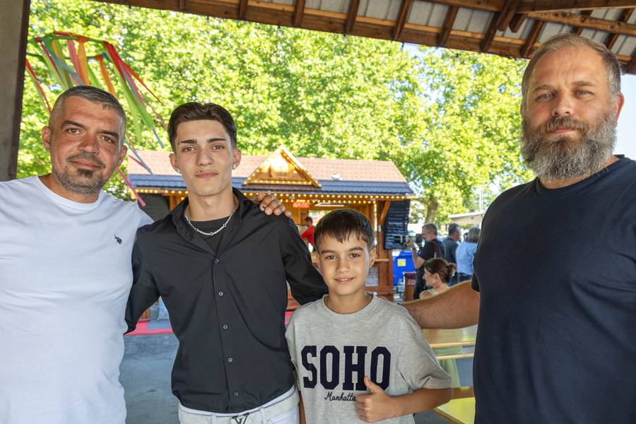 Les Neziri sont venus à trois: de gauche à droite, le père Burim, Arlind, le carrossier-réparateur fraîchement diplômé, et son frère Adem. À leurs côtés, Dalibor Kljajic, de «Auto Walser AG Wangs».