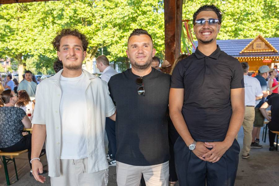 Fier du parcours de ses anciens apprentis: le maître d’apprentissage Fisnik Kalimashi, au centre, entouré du carrossier-tôlier Yavuz Sancaktukan, à gauche, et du peintre en carrosserie Franky Ceballos Alemany, de «Carrosseriewerk AG» à Uster.