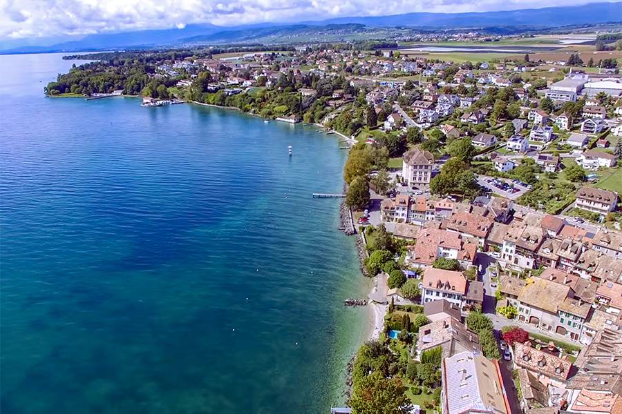 Une scène à la hauteur du spectacle: à St-Prex, le Léman compose un décor capable de voler quelques instants la vedette à la plus séduisante des Jaguar.