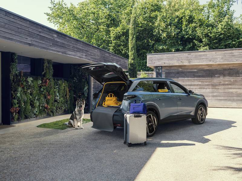 Reisefertig auf vier Pfoten: Der Peugeot e-5008 Dog Edition Concept verbindet grosszügigen Stauraum mit hundegerechtem Zubehör – von der modularen Liegefläche bis zu Taschen für Zwei- und Vierbeiner.