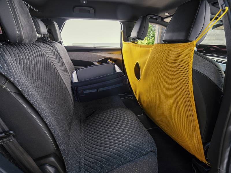 Saubere Sache für Zwei- und Vierbeiner: In der Peugeot-Studie schützen Bezüge die Rückbank, während das Netz zwischen den Sitzreihen für Ordnung sorgt – zumindest bis «Bello» beschliesst, dass vorne eindeutig die bessere Aussicht wartet.