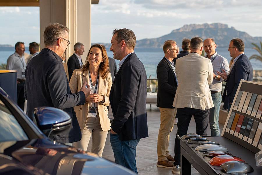 Symbolbild: Führungskräfte und Unternehmer aus der Carrosserie- und Lackierbranche im fachlichen Austausch. Mit der «Acoat Selected Strategic Conference 2026» bringt Akzo Nobel sein Netzwerk zum 50-Jahr-Jubiläum nach Sardinien.