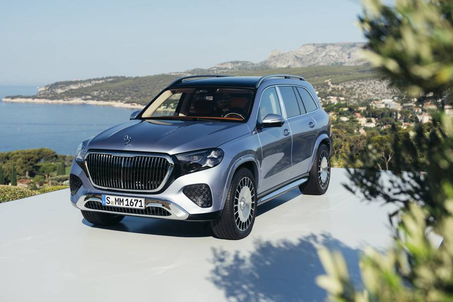 Mehr als fünf Meter automobile Grandezza: Der überarbeitete Luxus-SUV verbindet klassische Maybach-Insignien mit deutlich moderneren Details.