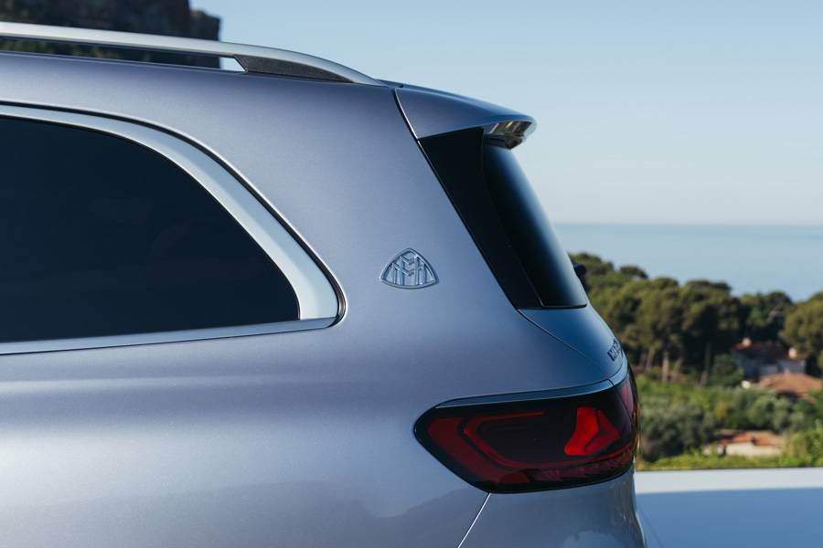 Klein, aber kaum zufällig platziert: Das Maybach-Emblem an der D-Säule weist dezent auf die gesellschaftliche Rangordnung hin.