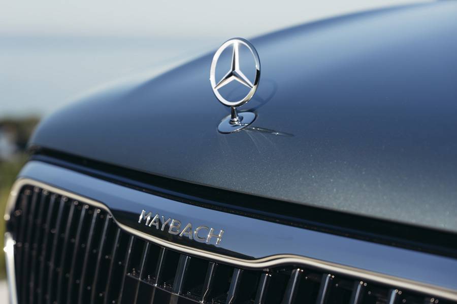 Étoile dressée sur le capot, inscription Maybach et chrome généreux: à Stuttgart, la retenue semble décidément avoir ses propres règles.