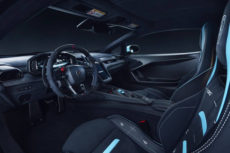 Im Cockpit der Alleggerita-Ausführung ersetzt leichtes CorsaTex die Schurwolle. Hellblaue Akzente und individuelle Stickereien sorgen dennoch für Haute Couture.