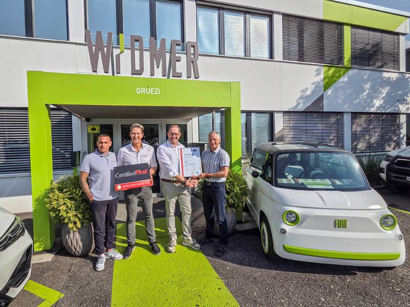 Ils ont œuvré ensemble à la certification. De g. à d.: Salvatore Buzzetta (Belfa), Udo Tollning (responsable d’exploitation de Widmer AG), Mario Widmer (propriétaire de l’entreprise) et Christoph Kronig (manager CFS).
