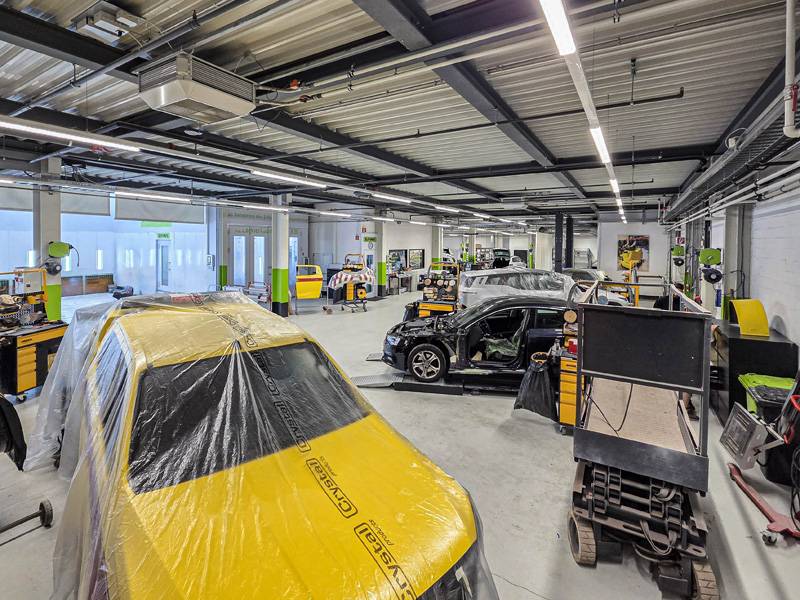 Spacieux, lumineux et organisé selon des standards modernes: l’atelier de carrosserie et de peinture permet une remise en état efficace, portée par un solide savoir-faire.