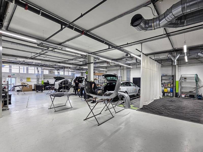 De l’espace, de la lumière et des équipements professionnels: les postes de travail de Widmer Carrosserie AG sont conçus pour répondre aux exigences d’une réparation moderne.