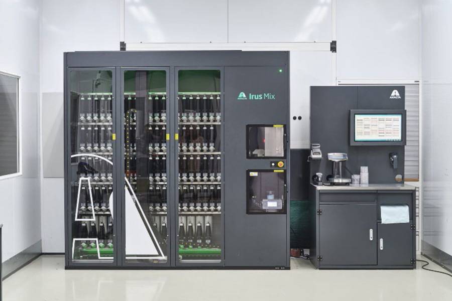 «Axalta Irus Mix» automatisiert das Anmischen von Reparaturlacken und macht den Farbtonmanagement-Prozess effizienter, präziser und ressourcen-schonender.