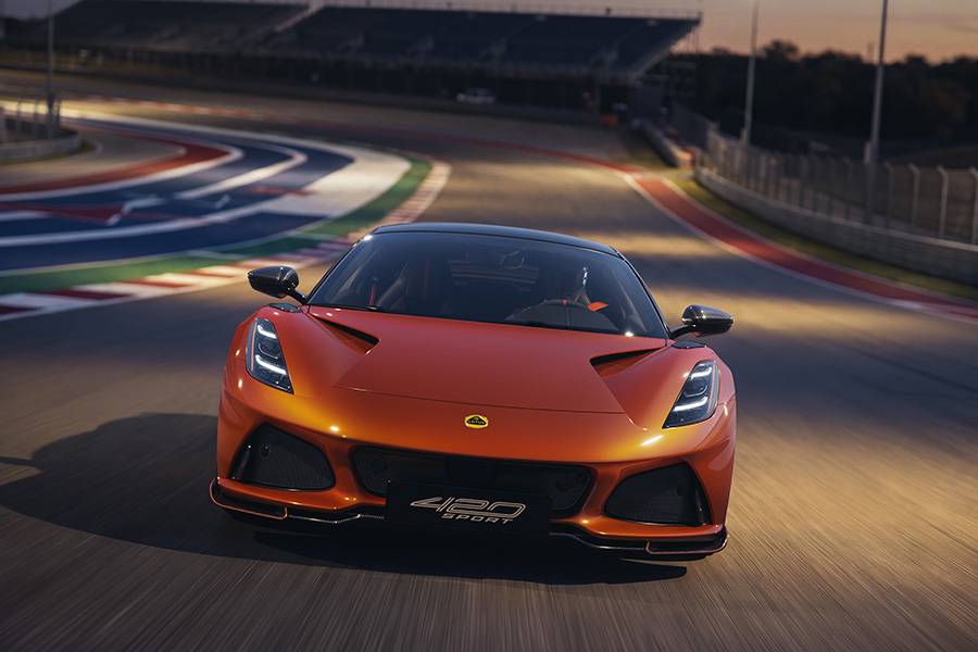 Pleins feux sur la trajectoire idéale: avec 421 ch, une transmission aux roues arrière et une vitesse maximale de 300 km/h, l’Emira 420 Sport devient, selon Lotus, la voiture de série à quatre cylindres la plus rapide au monde.