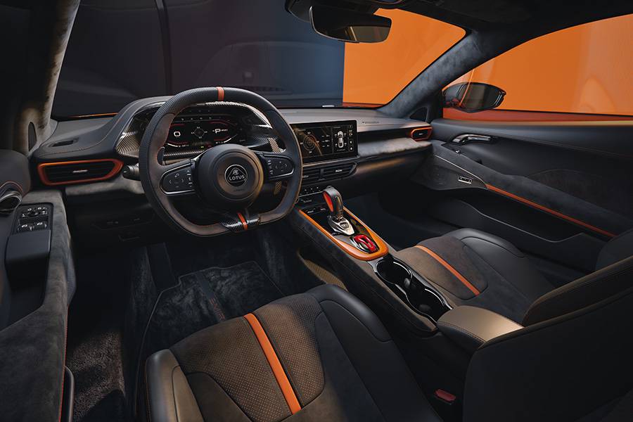 Cuir Nappa noir, Alcantara perforé et touches orange composent un cockpit qui ne laisse guère de doute sur la personne placée au centre de toutes les attentions.