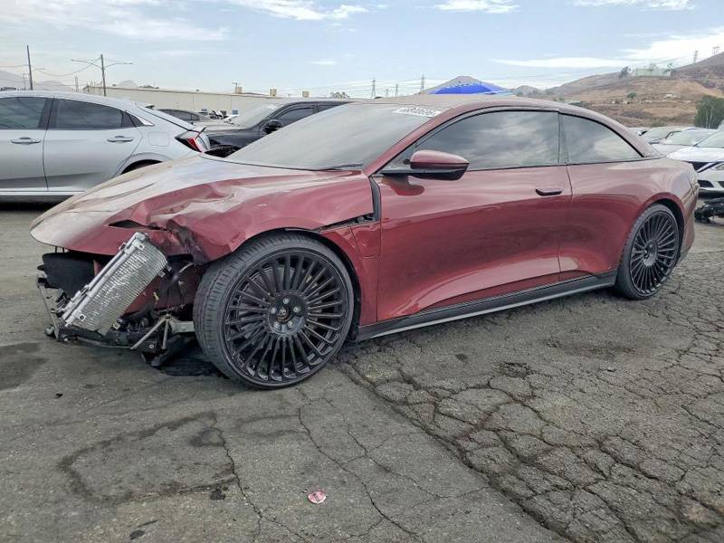 Vorne schwer gezeichnet, seitlich noch immer einzigartig: Shaqs massgeschneiderter Lucid Air wartet auf einen Käufer mit Mut und einem stattlichen Ersatzteilbudget.