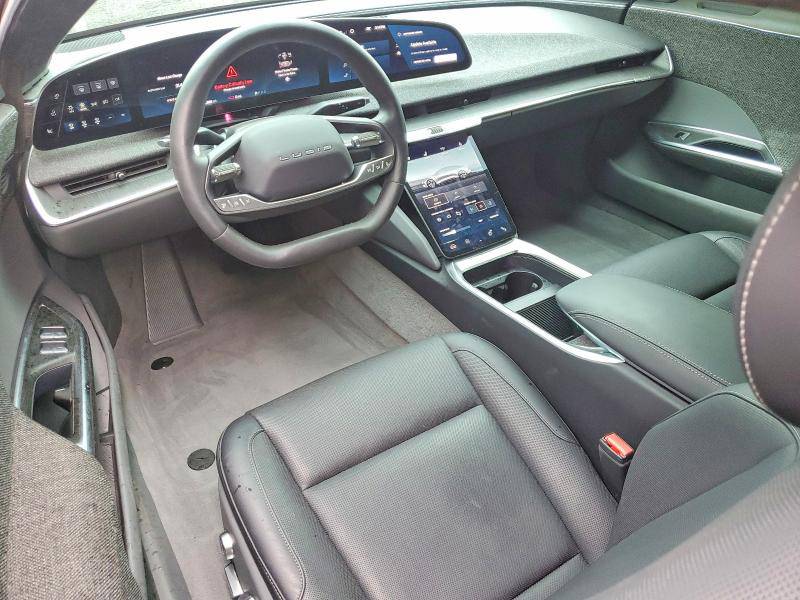 Das digitale Cockpit blieb erstaunlich konventionell. Zwischen grossen Displays und fein gepolsterten Sitzen deutet wenig auf den radikalen Carrosserieumbau hin.