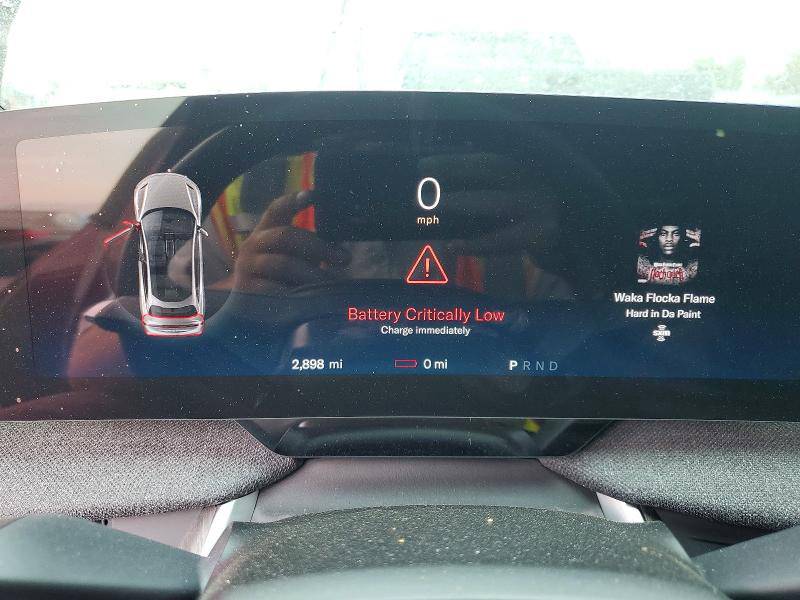 2898 Meilen auf dem Zähler, null Meilen Restreichweite: Die Batterie ist leer. Dafür läuft mit «Hard in da Paint» wenigstens ein unfreiwillig passender Soundtrack.