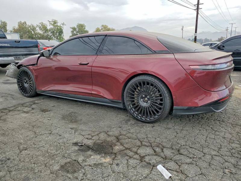 Cette porte démesurément longue n’est pas un simple effet de style. West Coast Customs a transformé la berline en coupé afin que le basketteur de 2,16 mètres puisse prendre place à bord sans exercice de contorsion.