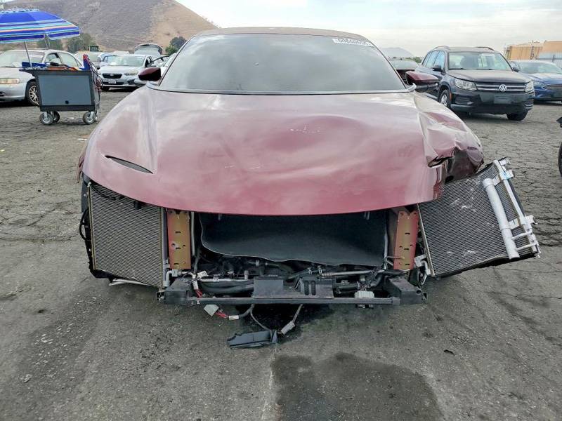 Le «Smart Repair» ne suffira pas: bouclier et projecteurs ont disparu, le capot est déformé et plusieurs éléments du système de refroidissement pendent à l’air libre.
