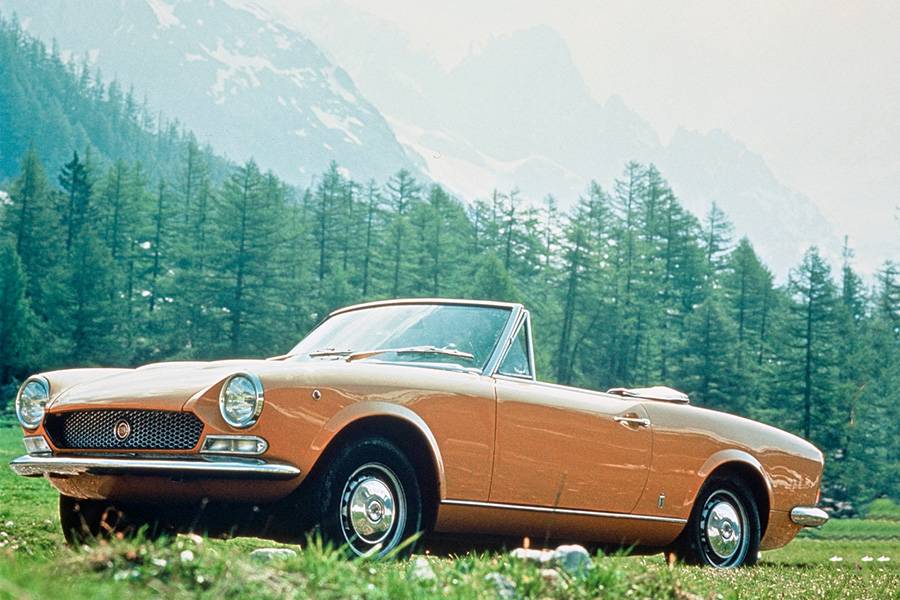Schlanke Pininfarina-Linien vor alpiner Kulisse: Der Fiat 124 Sport Spider machte schon im Stand Lust auf Sonne, Kurven und offene Kilometer.