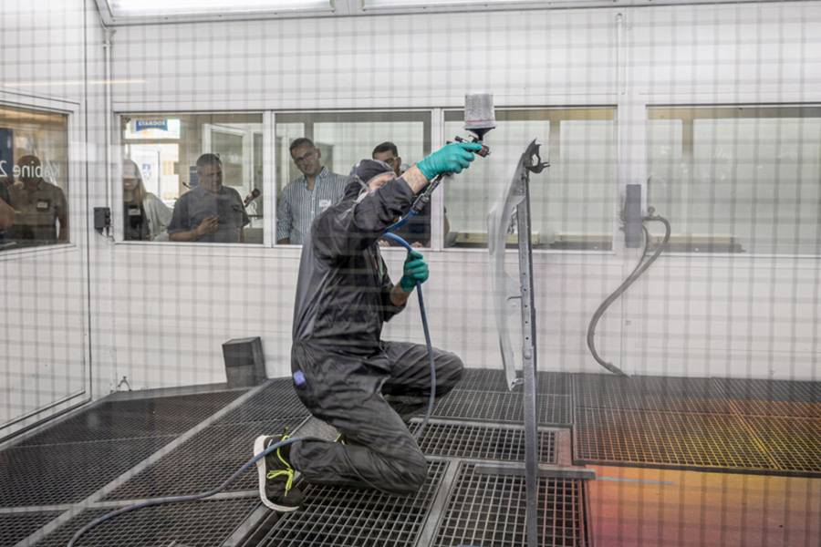 Auch die Praxis kommt nicht zu kurz: Ein Techniker von Axalta Axcess Switzerland zeigt, wie die Syrox-Produkte richtig angewendet werden.