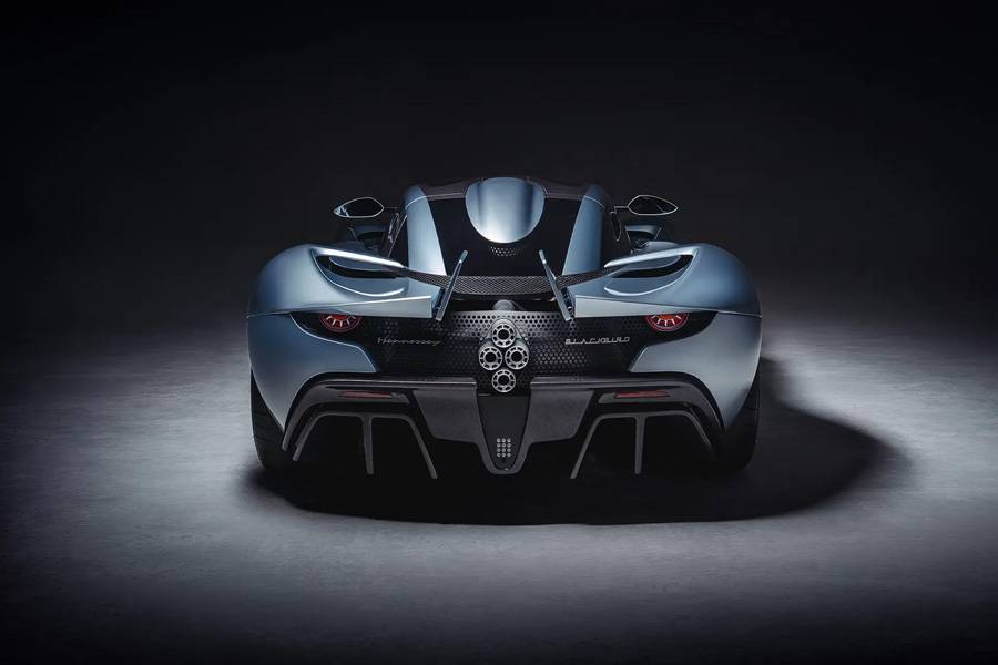 Diffusor, Luftauslässe und aktive Elemente machen das Heck zur aerodynamischen Kommandozentrale. Dezente Zurückhaltung sieht anders aus – wäre hier aber auch völlig fehl am Platz.