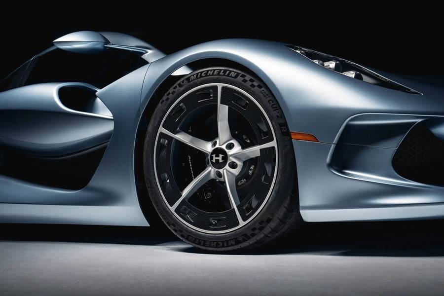Les Michelin Pilot Sport Cup 2 sont chargés de transmettre la puissance à l’asphalte. Derrière eux se dissimule une suspension à architecture intérieure dotée d’amortisseurs adaptatifs.
