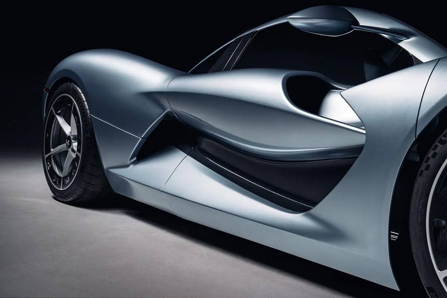 Les profondes échancrures latérales rappellent les pontons des Formule 1 modernes. Sculpture et gestion des flux d’air fusionnent ici en une union particulièrement coûteuse.
