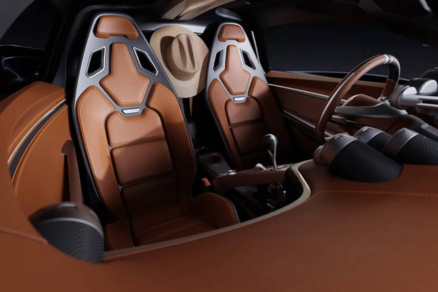 Un habitacle plus spacieux que celui du Venom F5, des sièges confortables et des rangements adaptés aux longs trajets font partie du programme. Le chapeau de cow-boy rappelle opportunément où ce jouet à deux millions de francs sera construit : au Texas.