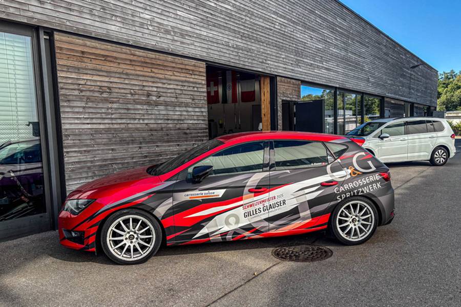 Le parking devant Mobilcity à Berne donne déjà le ton : aujourd’hui, l’atelier est réservé au carrossier-tôlier et champion suisse Gilles Glauser.