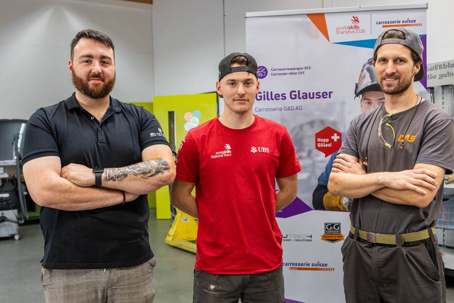 L’équipe d’entraînement dans l’atelier : Antonino « Tony » Cipriano (à gauche), Gilles Glauser et André Schmid prennent la pose devant la photographe.