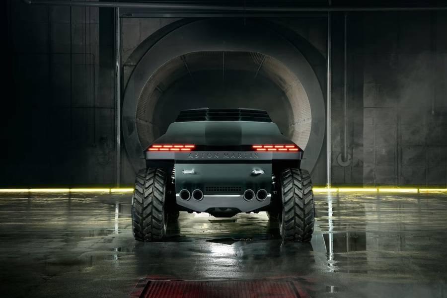Vier Endrohre und ein Heck wie eine Festungsmauer: Spätestens aus dieser Perspektive wird klar, warum Aston Martin für den Dreadnought einen virtuellen V12 vorgesehen hat.